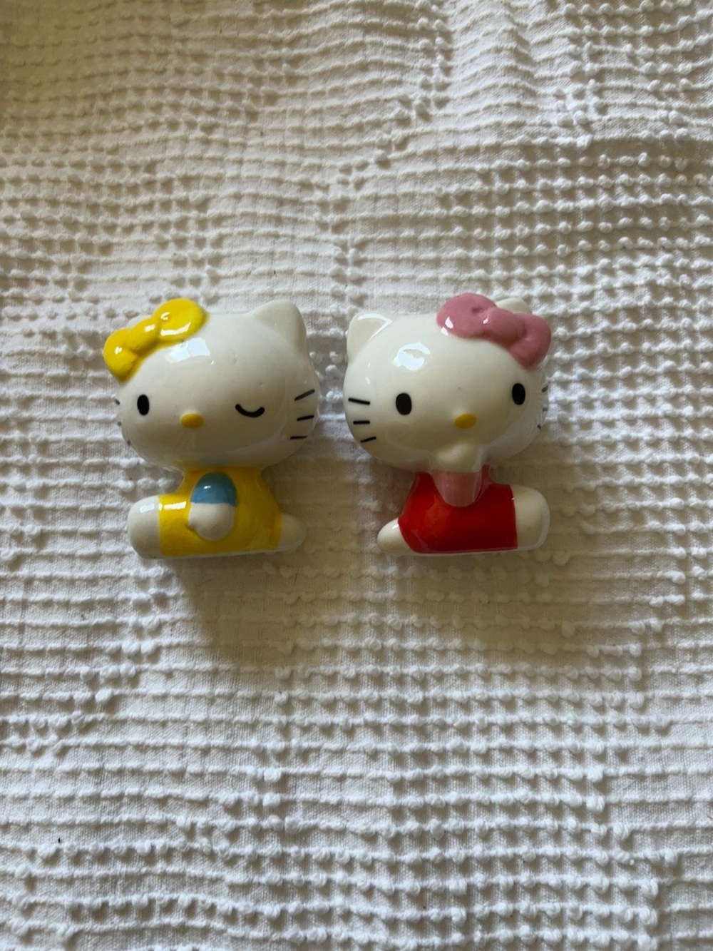 Hello Kitty Ceramic Salt & Pepper Shakers Set Sanrio Yellow & Red Kawaii